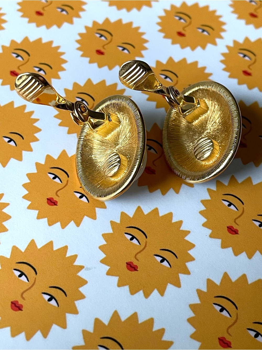 Signed vintage Monet goldtone, enamel, lucite (?) clip-on earrings - Picture 7 of 10